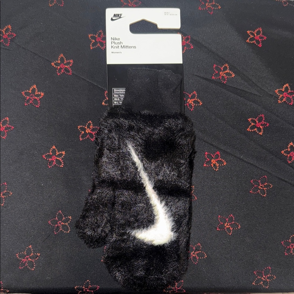 Nike Black and White Knit Mittens